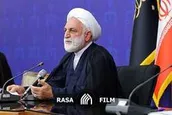 من آیت‌الله نیستم