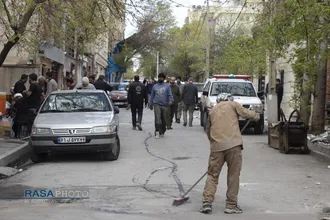 فعالیت جهادی طلاب در منازل آسیب&zwnj;دیده تهران در سومین جنگ تحمیلی