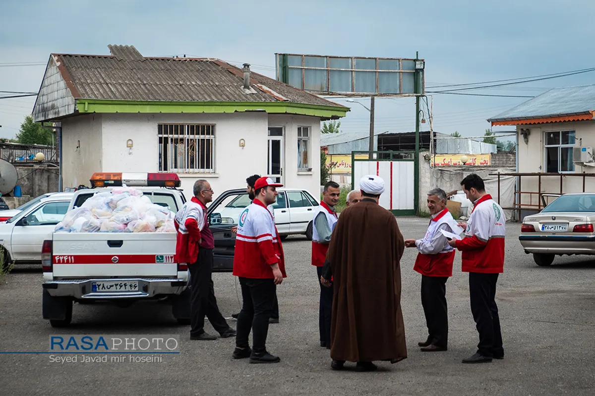 همکاری طلاب جهادی با جمعیت هلال احمر در توزیع ۴۵۰ بسته معیشتی