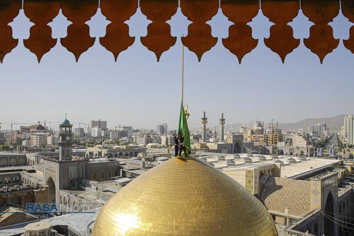 آیین تعویض پرچم گنبد منور رضوی در روز میلاد حضرت امام رضا (علیه&zwnj;السلام)