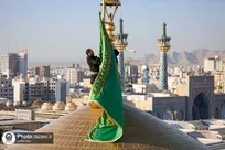 پرچم سبز رضوی بر فراز گنبد برافراشته شد