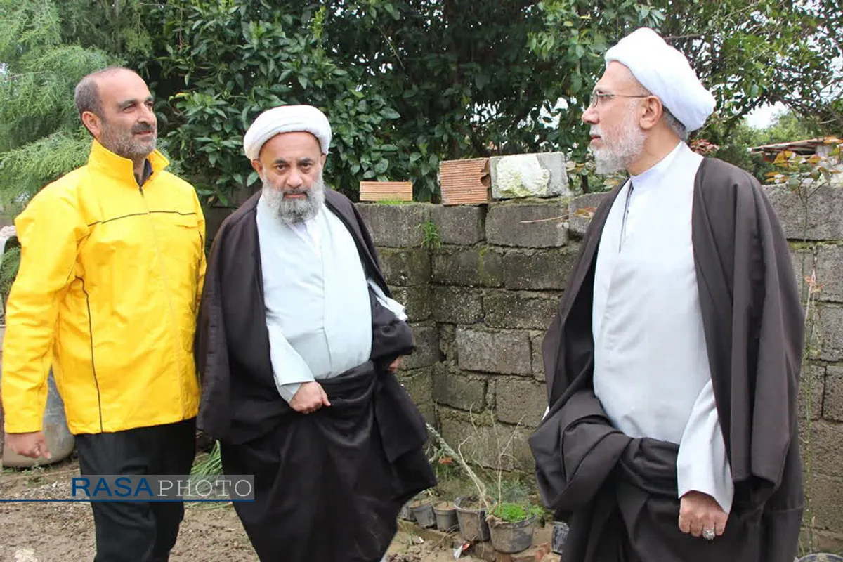 آیت الله توکل نماینده مردم مازندران در مجلس خبرگان رهبری، حجت الاسلام حسن روحانی امام جمعه بابل، حجت الاسلام شکریان رئیس سازمان تبلیغات اسلامی با حضور در مناطق سیل زده مازندران از روند امداد رسانی به سیل زدگان بازدید کردند.