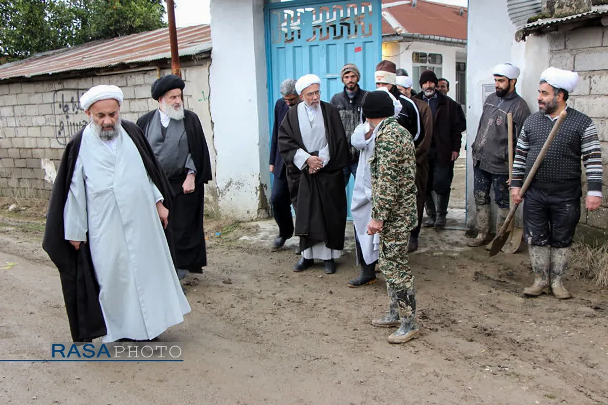 آیت الله توکل نماینده مردم مازندران در مجلس خبرگان رهبری، حجت الاسلام حسن روحانی امام جمعه بابل، حجت الاسلام شکریان رئیس سازمان تبلیغات اسلامی با حضور در مناطق سیل زده مازندران از روند امداد رسانی به سیل زدگان بازدید کردند.