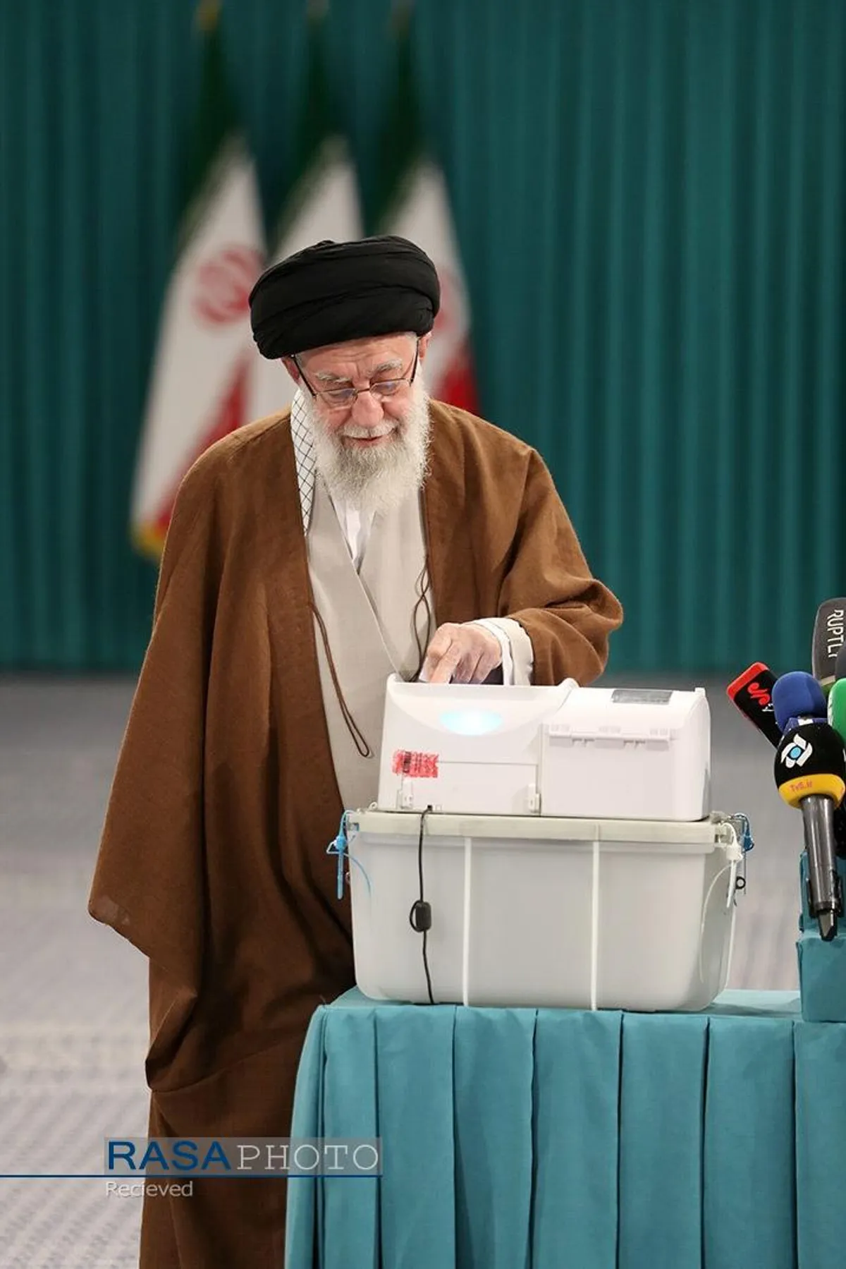 مشارکت رهبر انقلاب در دور دوم انتخابات مجلس شورای اسلامی