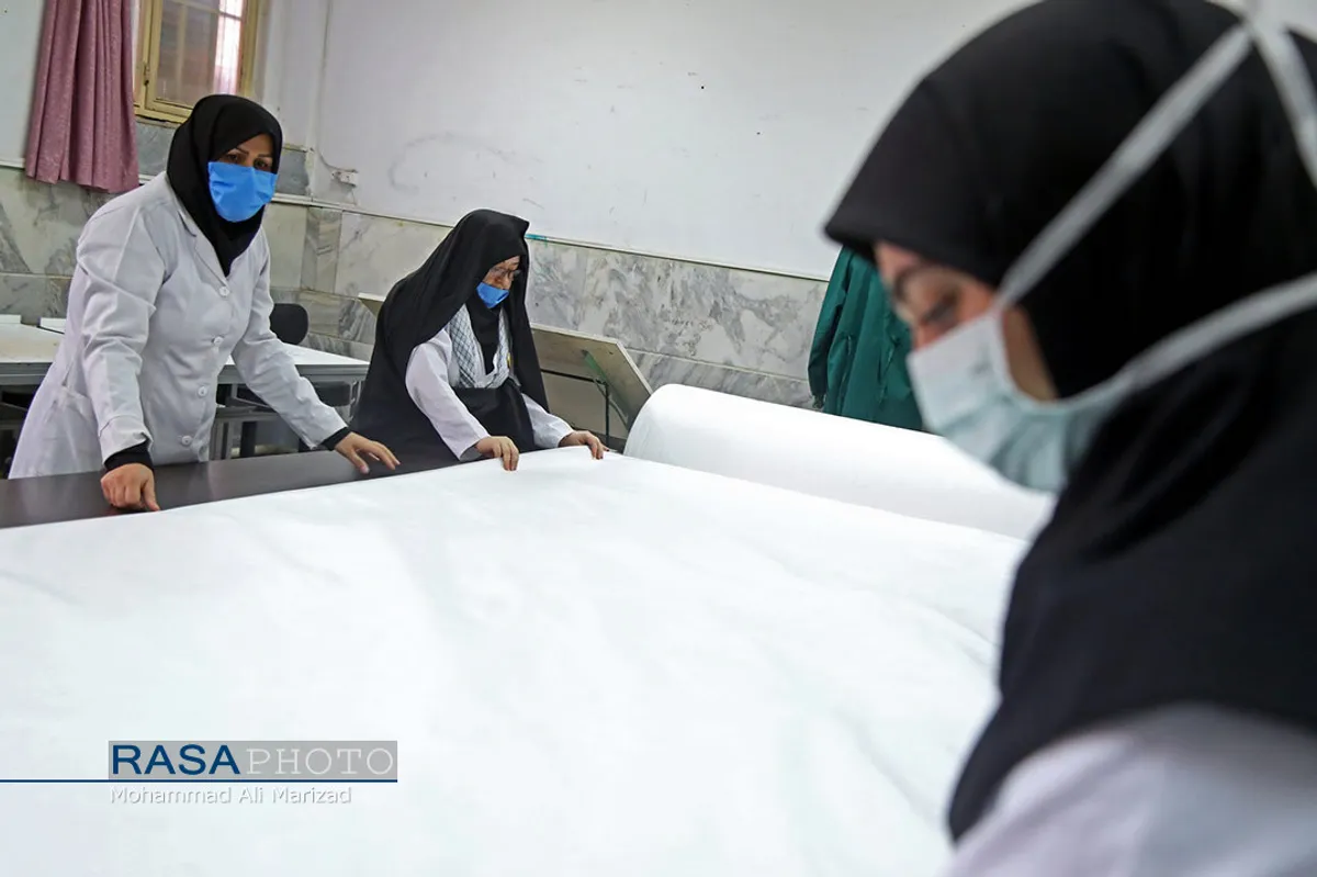 کارگاه تولید ۴۰۰۰ ماسک و گان توسط بسیج دانشجویی در قم