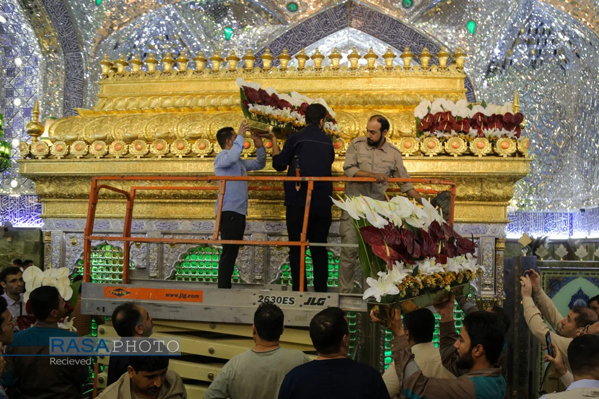 "گل آرایی ضریح مطهر حرم امام علی ع در آستانه عید بزرگ غدیر"