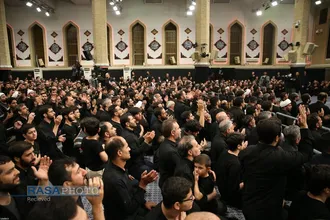 مراسم عزاداری شب عاشورای حسینی (علیه&zwnj;السلام) با حضور رهبر انقلاب