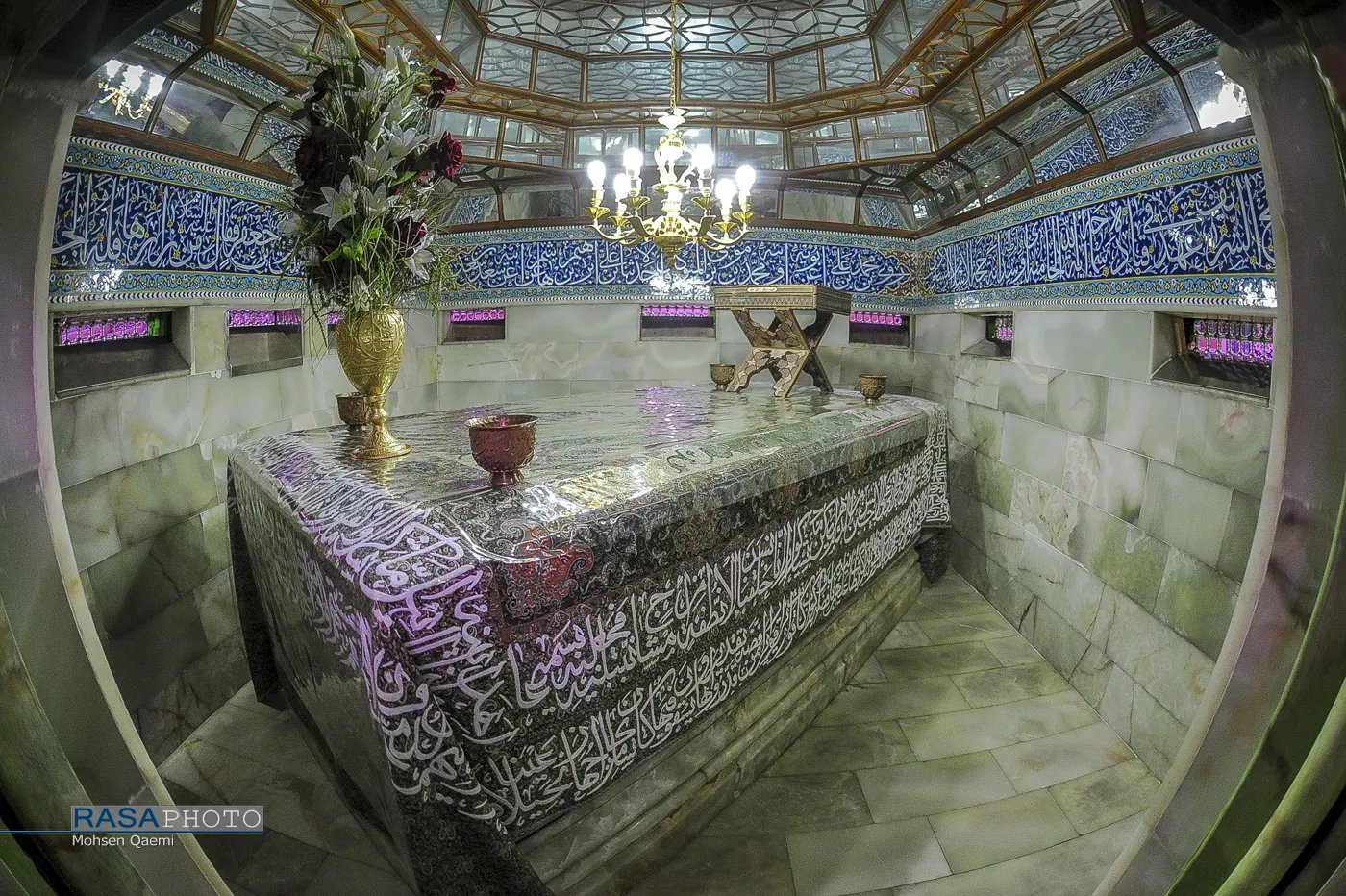 نمایی از داخل ضریح مطهر حرم حضرت معصومه (سلام‌الله‌علیها)