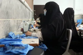 کارگاه تولید ۴۰۰۰ ماسک و گان توسط بسیج دانشجویی در قم