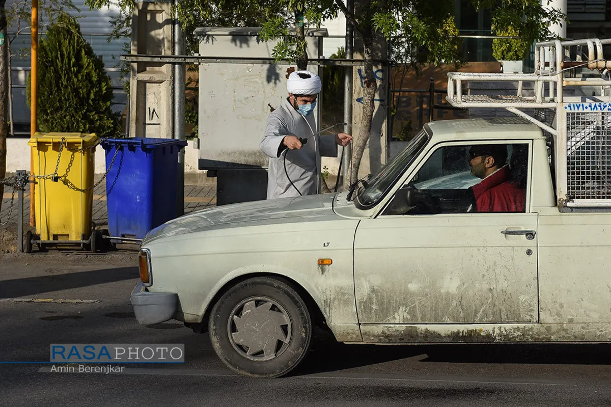 ضد عفونی خودرو&zwnj;ها توسط طلاب و دانشجویان در شیراز