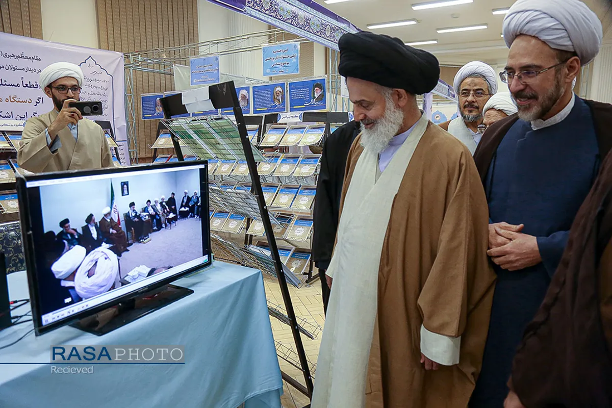بازدید آیت الله حسینی بوشهری از اولین نمایشگاه تخصّصی "پژوهش&zwnj;های فقهی معاصر"