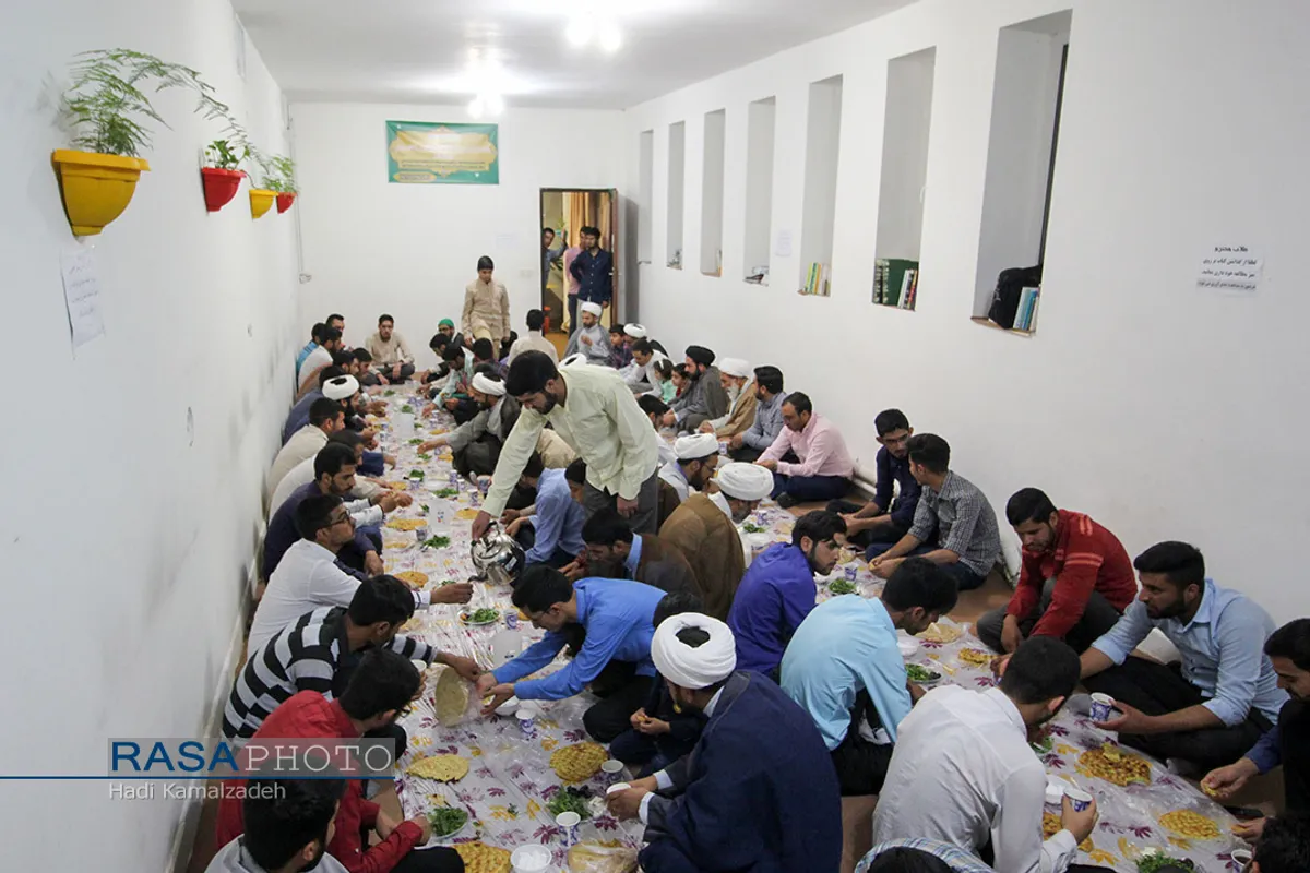 ضیافت افطاری طلاب و روحانیون در حوزه علمیه امام حسن مجنبی (ع) &lrm;