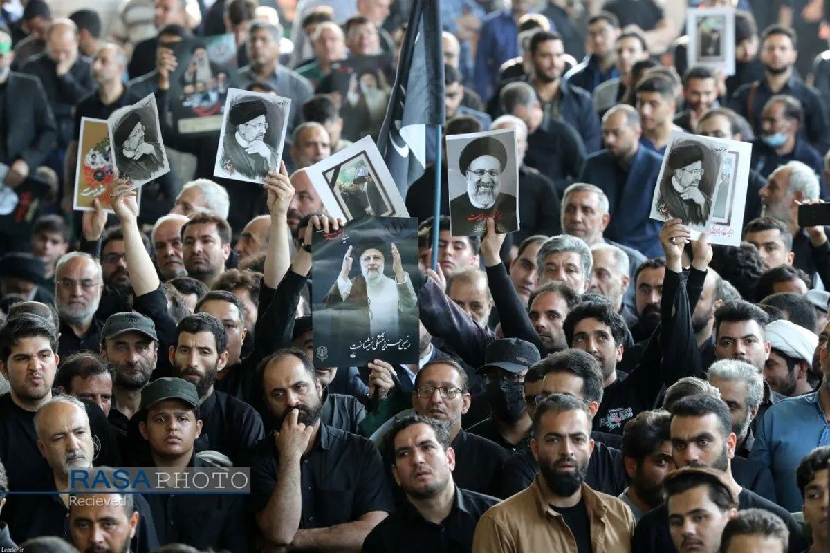 اقامه نماز توسط رهبر معظم انقلاب بر پیکر شهدای خدمت