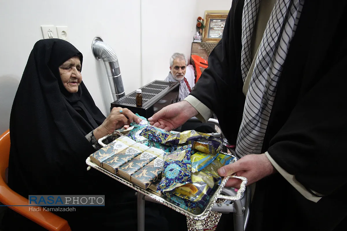 دیدار و تکریم خانواده شهدا با حضور جمعی از طلاب در بیرجند&lrm;