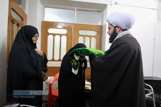 دیدار و تکریم خانواده شهدا با حضور جمعی از طلاب در بیرجند&lrm;