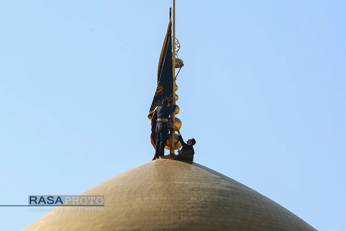 تعویش پرچم گنبد حرم مطهر امام رضا (ع) در پی شهادت حاج قاسم سلیمانی