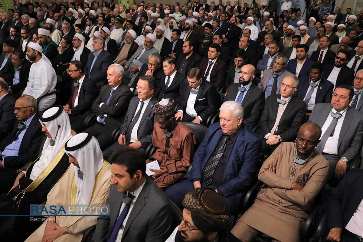 دیدار مسئولان نظام، سفرای کشور&zwnj;های اسلامی و میهمانان کنفرانس وحدت با رهبر انقلاب