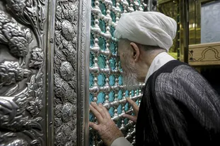تشرف حضرت آیت‌الله جعفر سبحانی به حرم مطهر رضوی