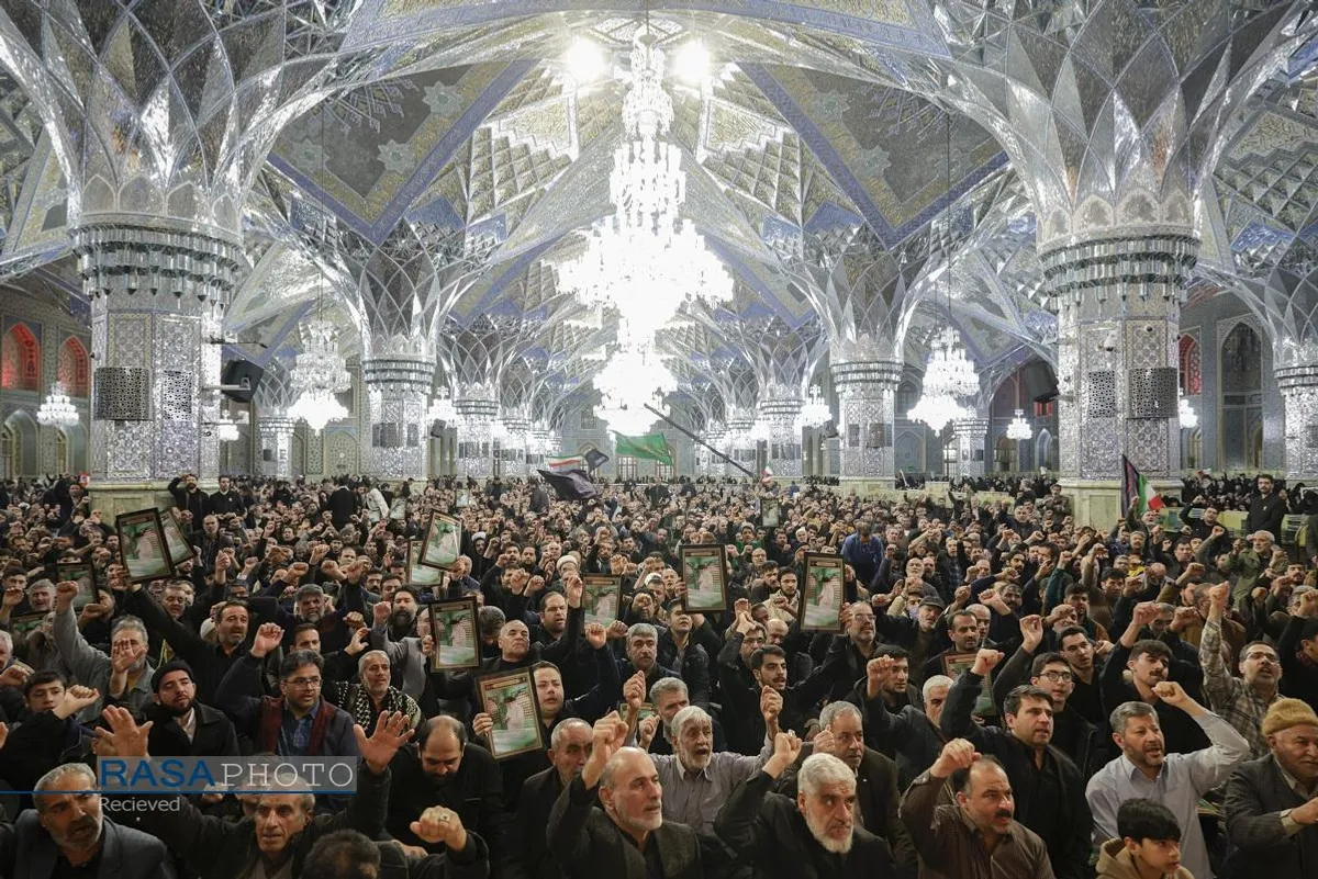 غم و اندوه زائران حضرت امام رضا (ع) در پی اعلام خبر شهادت رهبر معظم انقلاب