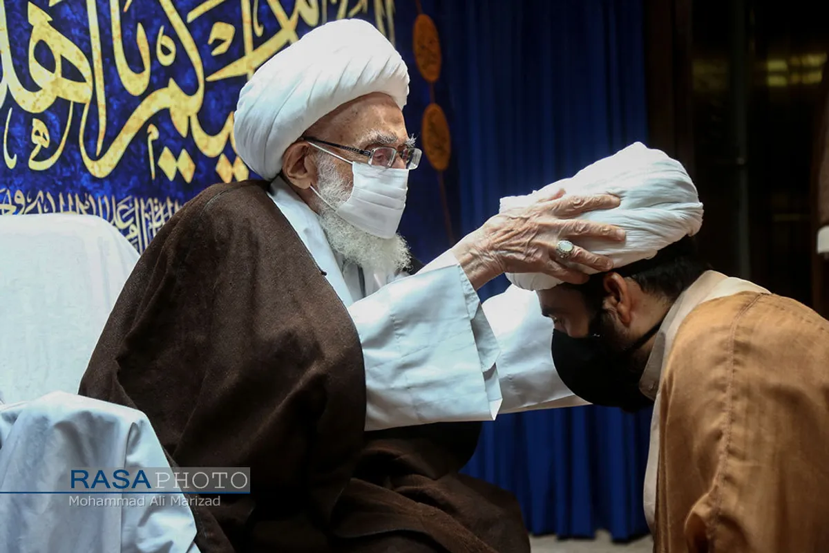 عمامه گذاری تعدادی از طلاب حوزه علمیه قم در روز ولادت حضرت پیامبر اعظم (ص)