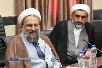 نشست خاطره&zwnj;گویی رزمندگان حوزوی و رونمایی از کتاب عبور از شیشه&zwnj;های شکسته