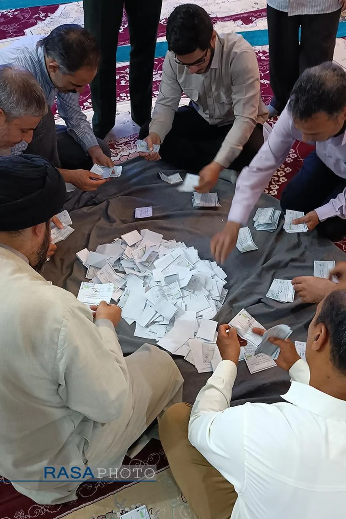 یک روز پر تلاش مسئولان شعبه اخذ رای