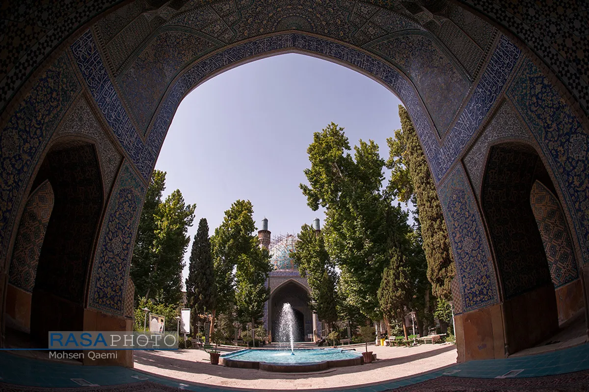 نمایی از داخل محراب روبروی محراب اصلی، از میانسرا (صحن اصلی، حیاط مرکزی) و حوض
 | مدرسه علمیه تاریخی حضرت امام صادق(ع) (مدرسه چهارباغ اصفهان) 