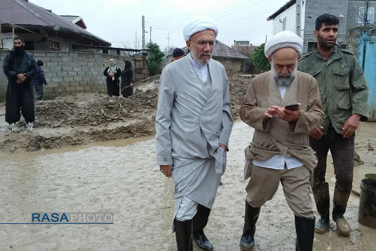 آیت الله توکل نماینده مردم مازندران در مجلس خبرگان رهبری، حجت الاسلام حسن روحانی امام جمعه بابل، حجت الاسلام شکریان رئیس سازمان تبلیغات اسلامی با حضور در مناطق سیل زده مازندران از روند امداد رسانی به سیل زدگان بازدید کردند.