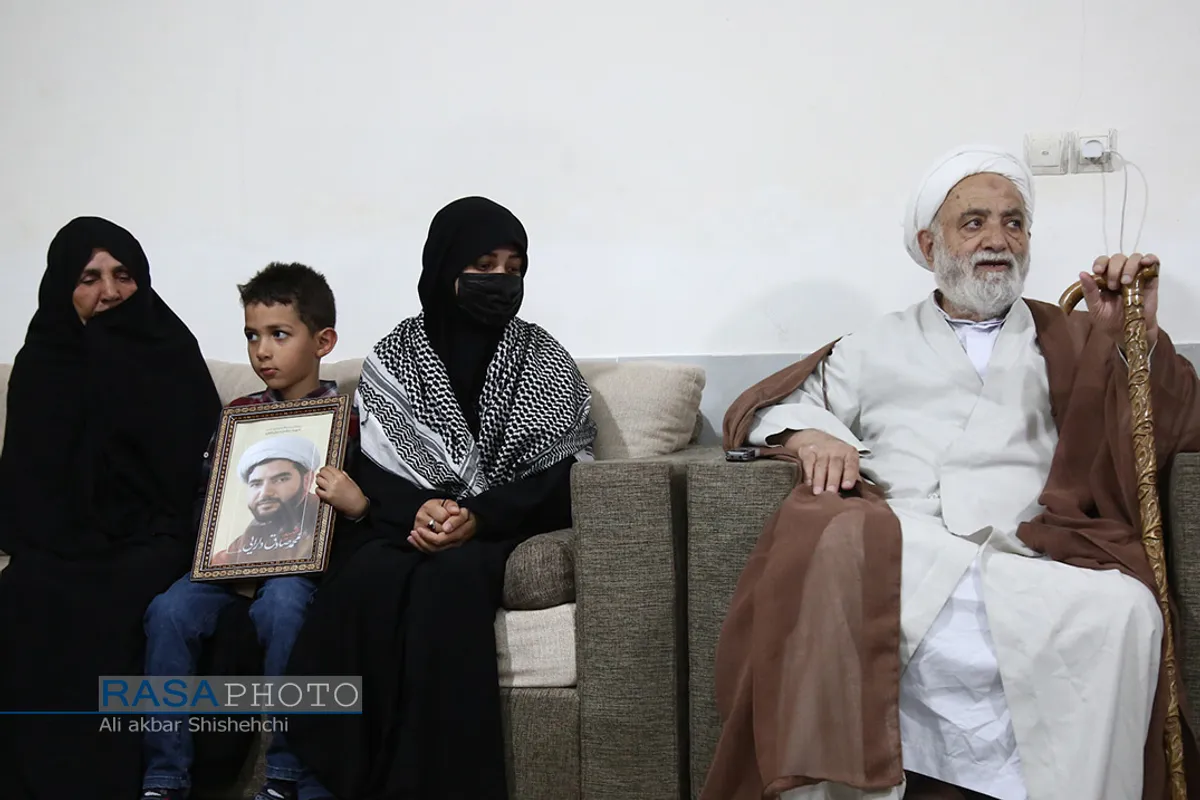دیدار حجت الاسلام والمسلمین قرائتی با خانواده شهدای روحانی حرم رضوی