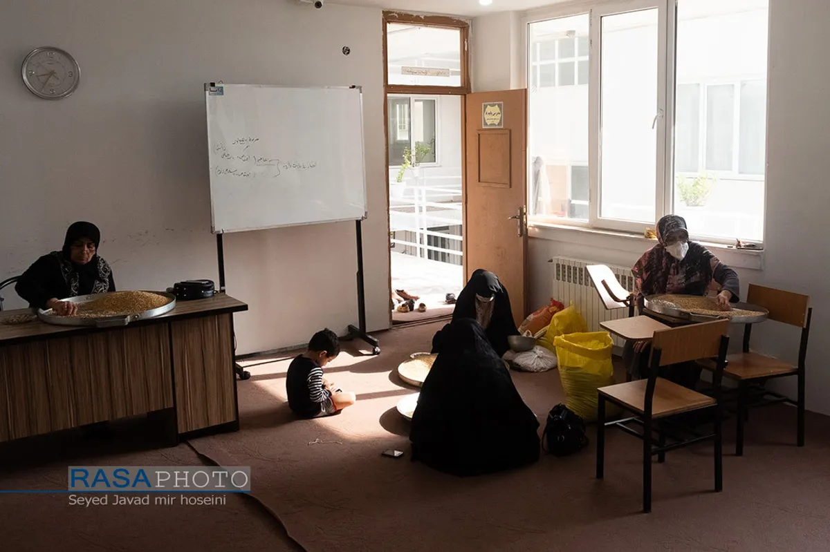 توزیع ۲۰۰۰ پرس آش نذری به مناسبت سالروز وفات حضرت ام المومنین خدیجه کبری (سلام الله علیها) توسط طلاب و خیرین در مناطق محروم تالش