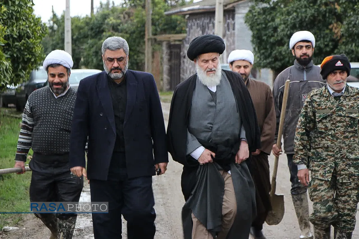 آیت الله توکل نماینده مردم مازندران در مجلس خبرگان رهبری، حجت الاسلام حسن روحانی امام جمعه بابل، حجت الاسلام شکریان رئیس سازمان تبلیغات اسلامی با حضور در مناطق سیل زده مازندران از روند امداد رسانی به سیل زدگان بازدید کردند.