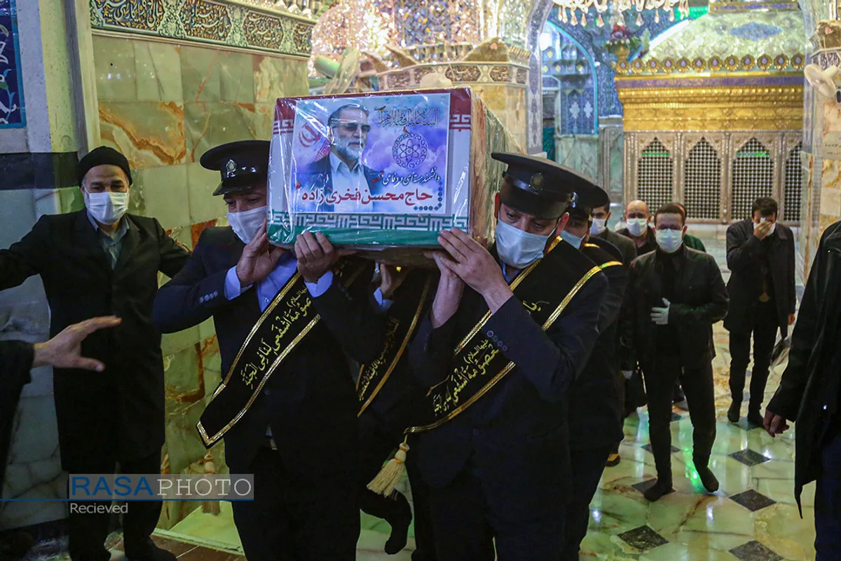 طواف و وداع با پیکر شهید محسن فخری&zwnj;زاده در حرم مطهر حضرت معصومه (س)
