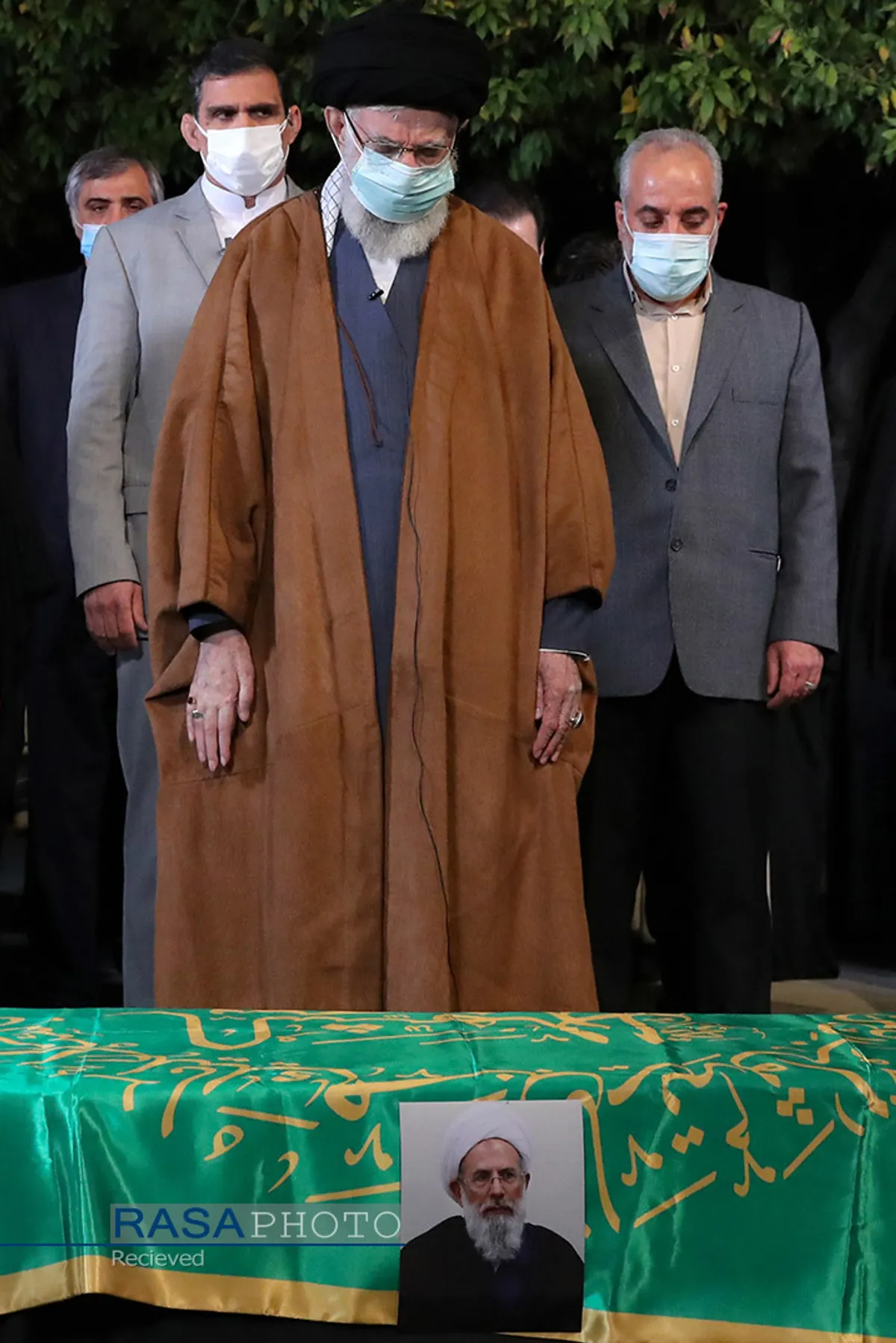 اقامه نماز بر پیکر حجت&zwnj;الاسلام و المسلمین محمدی ری&zwnj;شهری توسط مقام معظم رهبری
