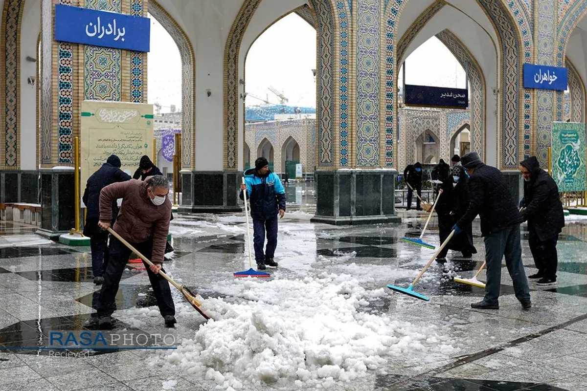 بارش برف در حرم مطهر رضوی