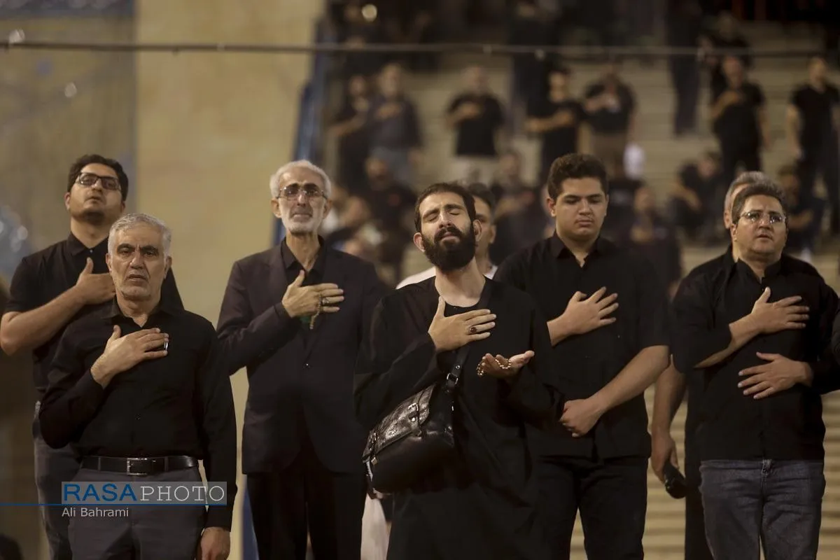 حال و هوای مصلی تهران ساعتی پیش از ورود پیکر مطهر رهبر شهید انقلاب