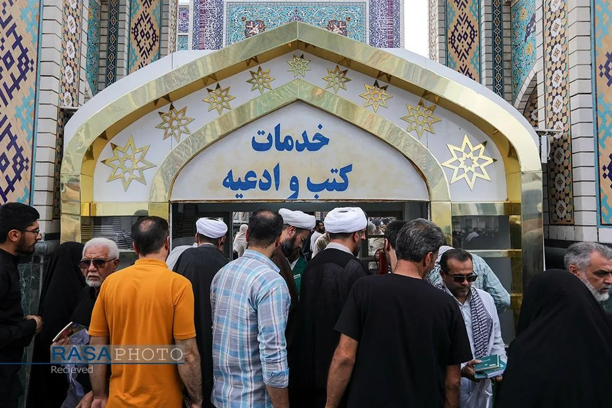 قرائت دعای پرفیض عرفه در حرم مطهر رضوی