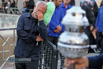 آیین تعویض پرچم گنبد حرم حضرت معصومه (سلام الله علیها) در شب اول محرم