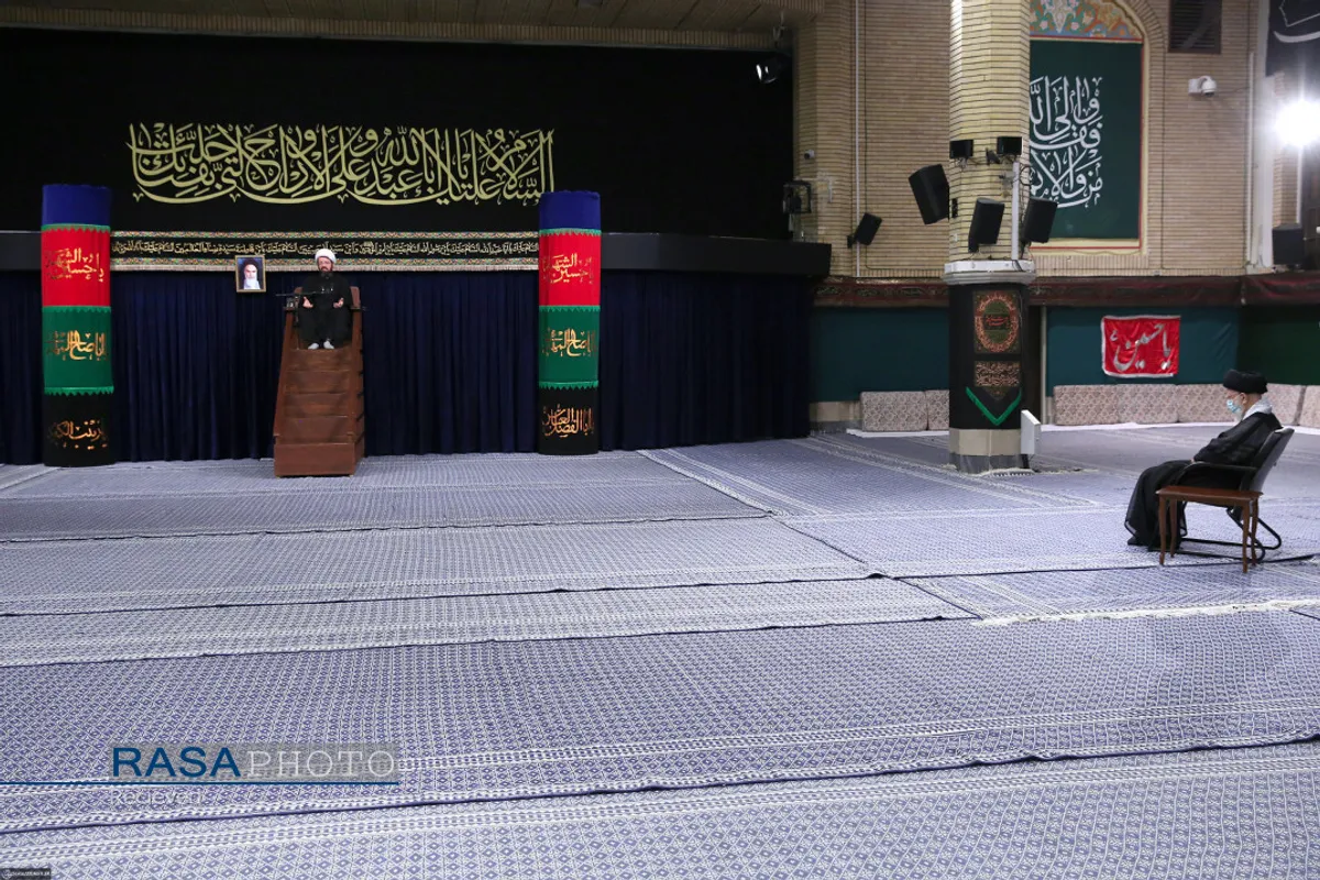 عزاداری شب تاسوعای حسینی با حضور رهبر انقلاب در حسینیه امام خمینی (ره)