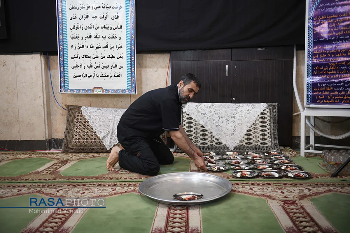 سفره پر برکت افطاری ساده در مسجد مدنی قم