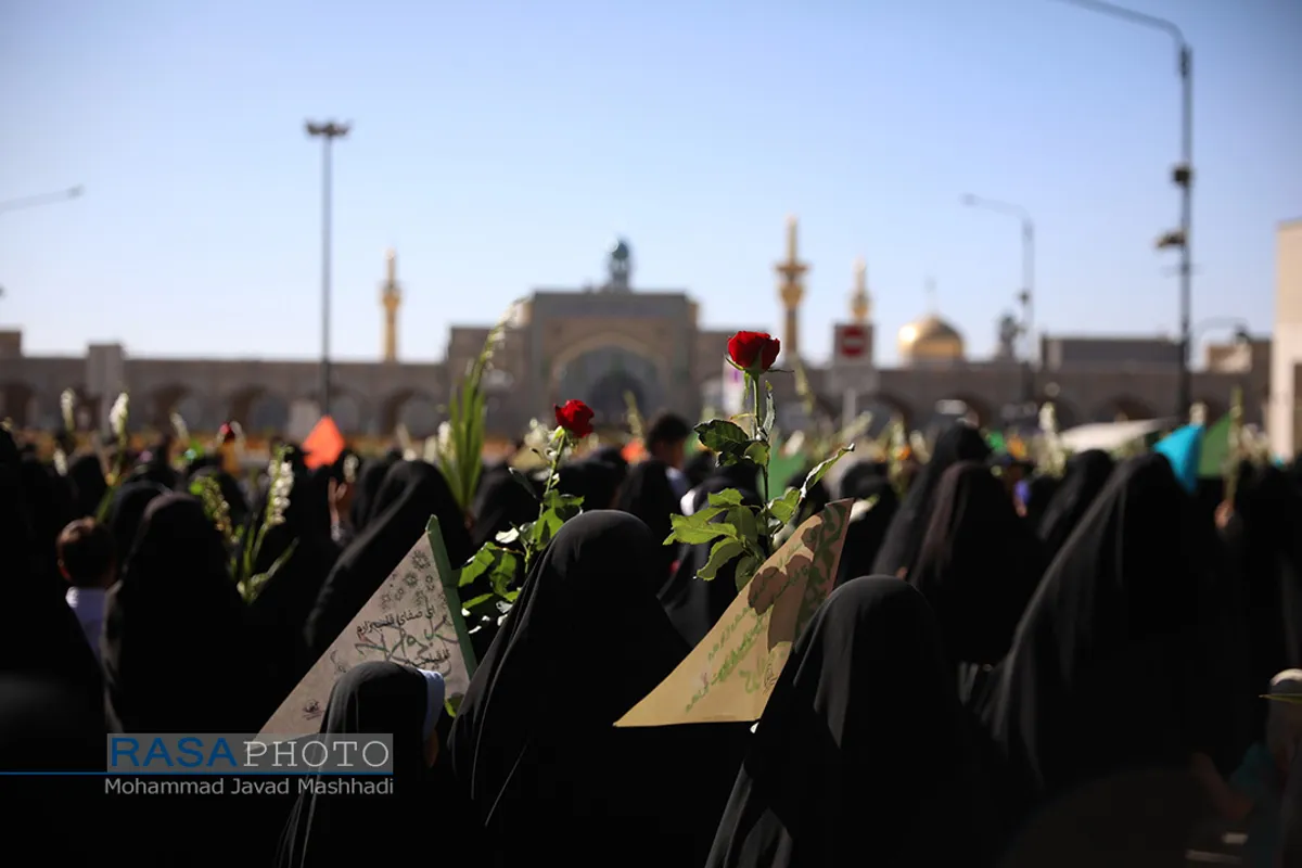 گلباران حرم مطهر رضوی در سالروز ولادت حضرت معصومه&lrm; (سلام الله علیها)