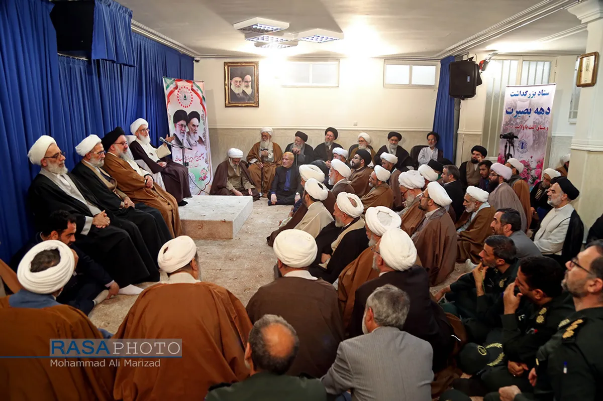 دیدار جمعی از علماء و طلاب با حضرت آیت الله نوری همدانی در آستانه ۱۹ دی