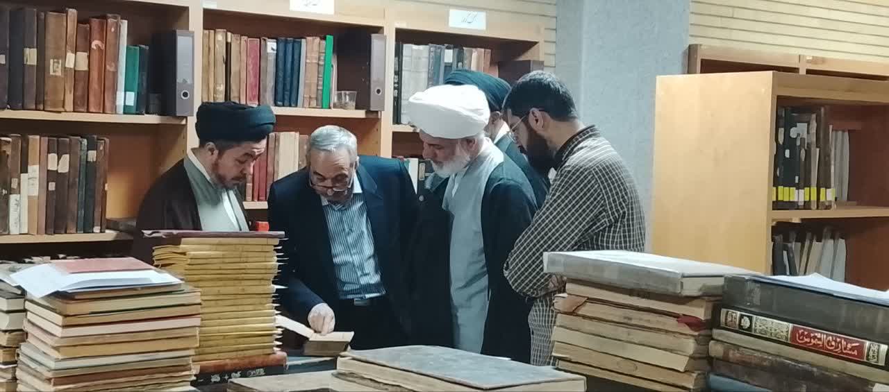 بازدید مدیران حوزوی از گنجینه نسخ خطی مصلای امام خمینی+ تصاویر