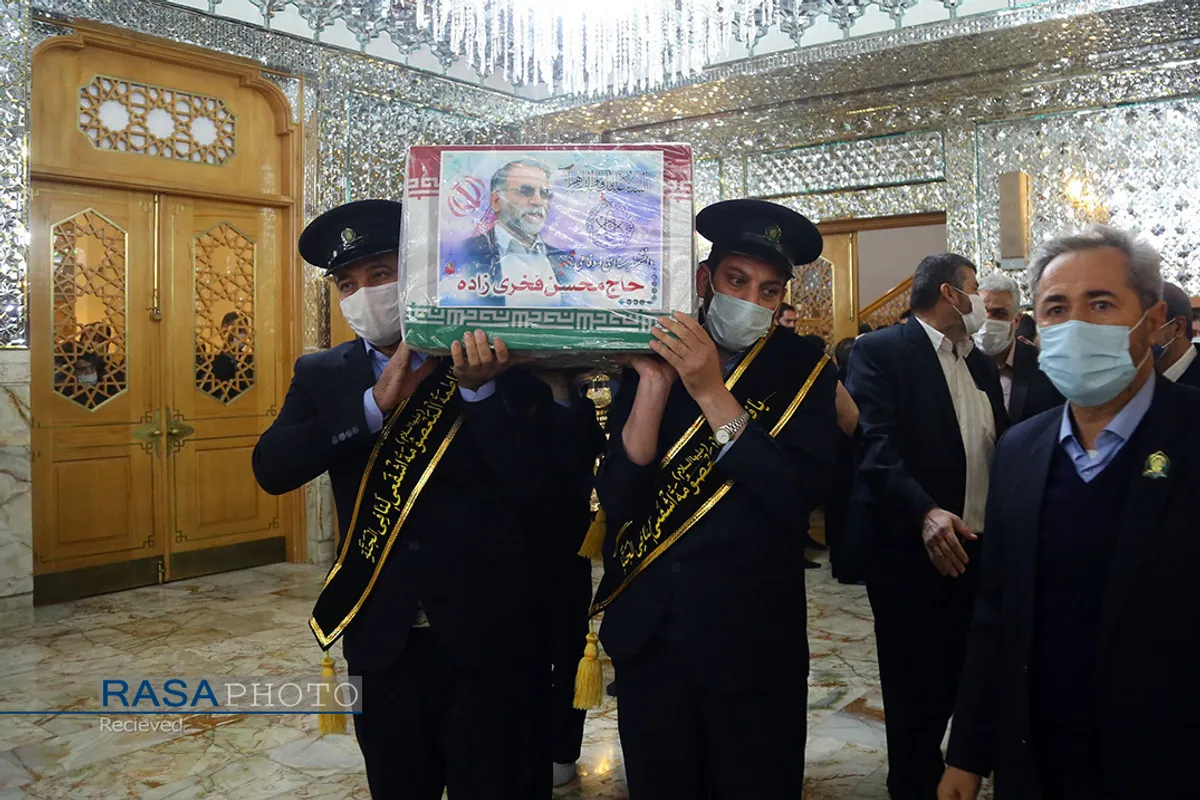 طواف و وداع با پیکر شهید محسن فخری&zwnj;زاده در حرم مطهر حضرت معصومه (س)