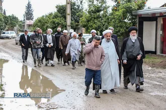 آیت الله توکل نماینده مردم مازندران در مجلس خبرگان رهبری، حجت الاسلام حسن روحانی امام جمعه بابل، حجت الاسلام شکریان رئیس سازمان تبلیغات اسلامی با حضور در مناطق سیل زده مازندران از روند امداد رسانی به سیل زدگان بازدید کردند.