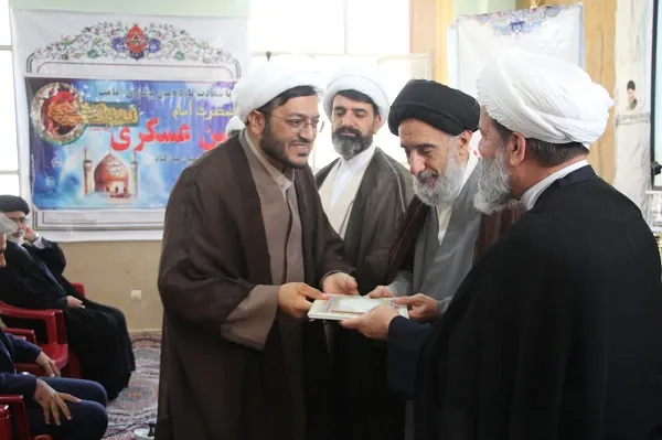 آیین تکریم و معارفه مدیر مدرسه علمیه امام صادق داراب برگزار شد