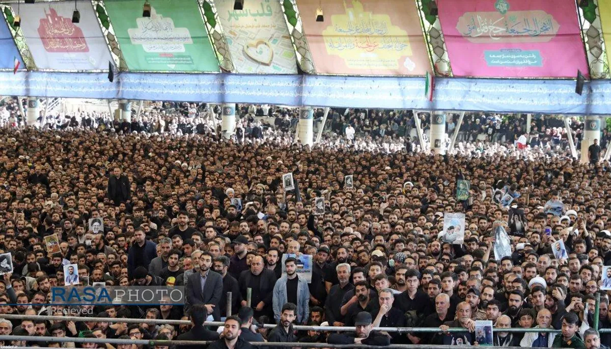 اقامه نماز توسط رهبر معظم انقلاب بر پیکر شهدای خدمت