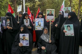 زنجیره انسانی مدافعان حجاب وعفاف در قم