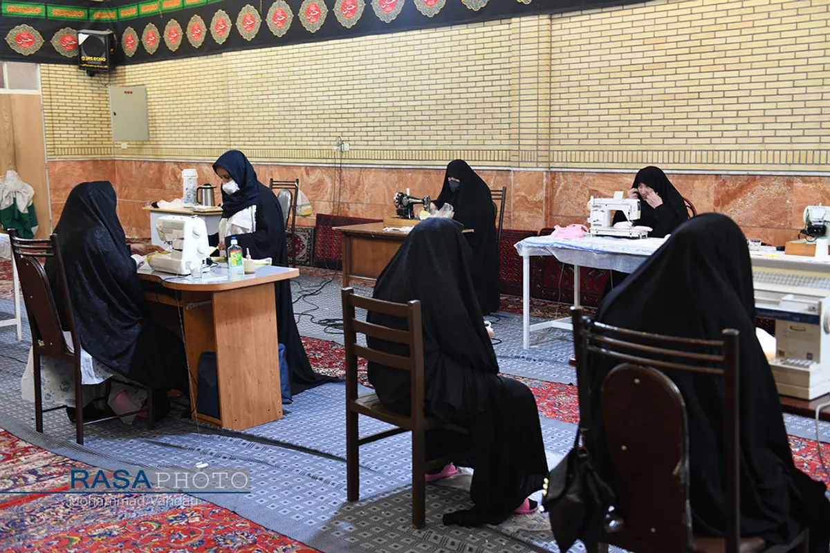 دوخت ماسک و لباس گان توسط بانوان خادمیار رضوی در قم