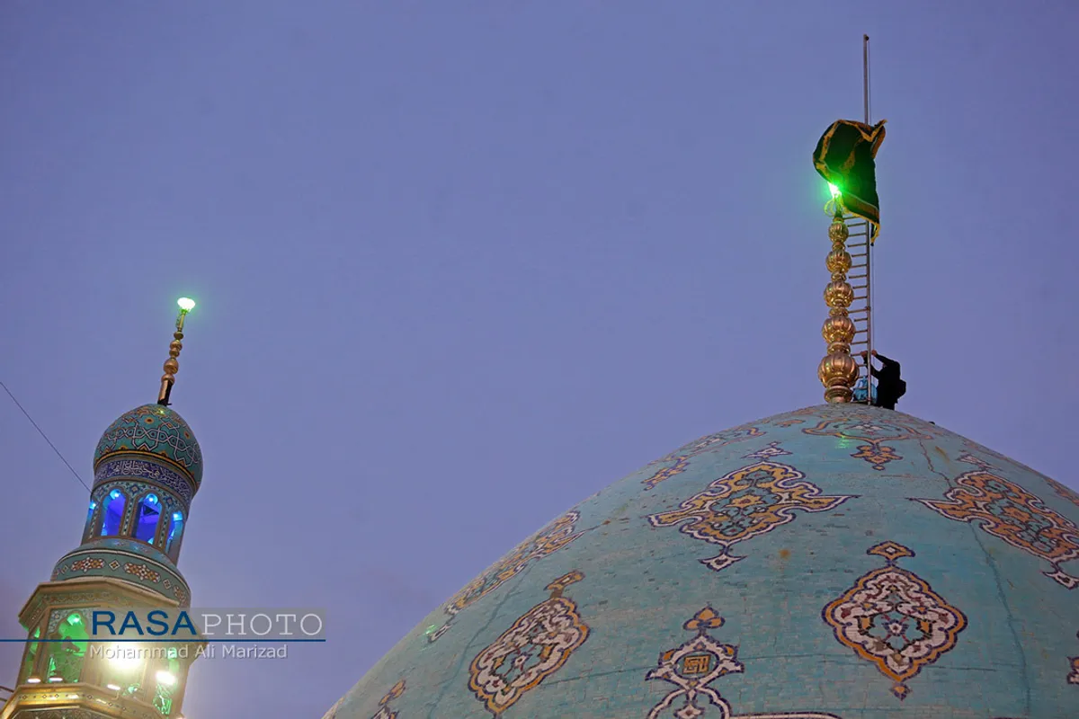 تعویض پرچم مسجد مقدس جمکران در آستانه ماه محرم