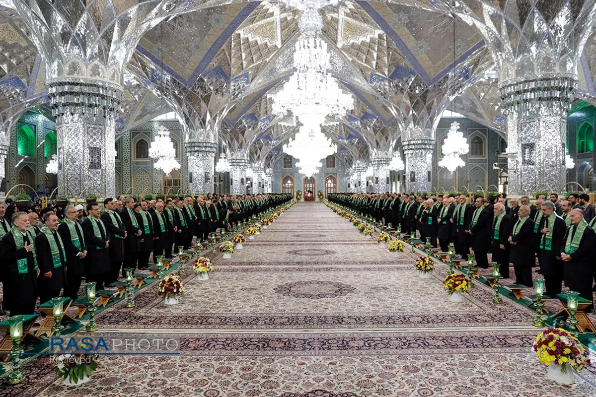آیین تعویض پرچم گنبد منور رضوی در روز میلاد امام رضا(علیه&zwnj;السلام)